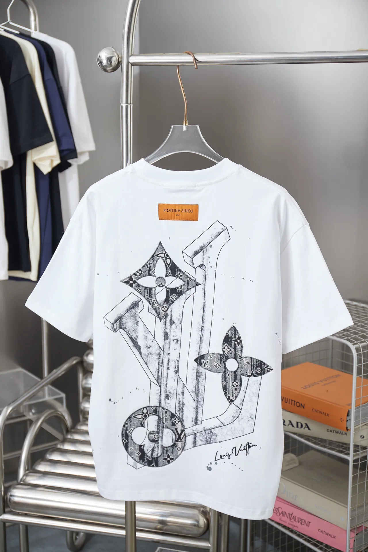 🅿️190 1V 25SS early spring new style patch embroidered letters graffiti short sleeves light luxury essential item for daily commuting for men and women correct version welcome to compare detailed features · 320g 100% pure cotton double yarn jersey fabric · Custom dyed in the same vat, special thickened 32 pieces double-strand 1X1 thread · Imported Tajima machine patch embroidery classic LV petal icon pattern. Graffiti hand-painted LV letter printing · Double-needle sewing and cross-seam technology · Original main mark, washed tag, brand moisture-proof paper packaging Color: black/white Size: S/M/L/XL